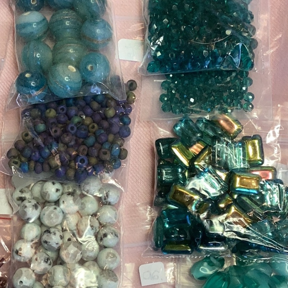 Lot #34 Jewelry Making Seed Beads and Larger Beads by the Hund… - Picture 8 of 9